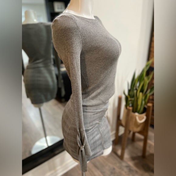 Forever 21 Sweater - Picture 2 of 4